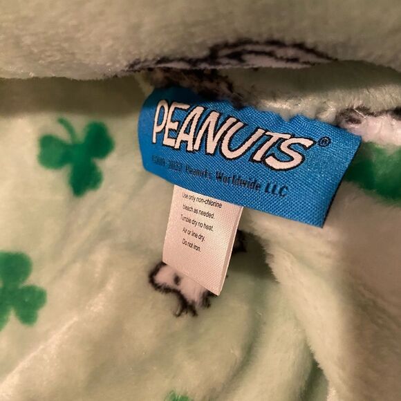 NEW! NWT Snoopy Berkshire St. Patty’s Day blanket throw shamrock Peanuts - Picture 3 of 5